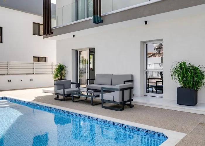 Valerian Palm - Napa's Secret Escape